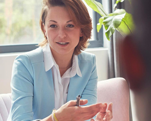 psychologist speaking to a patient