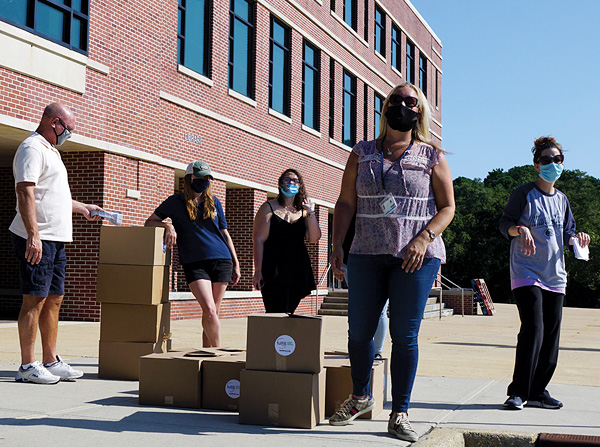 Alison Noone visita el campus para dirigir la despensa de alimentos de la universidad